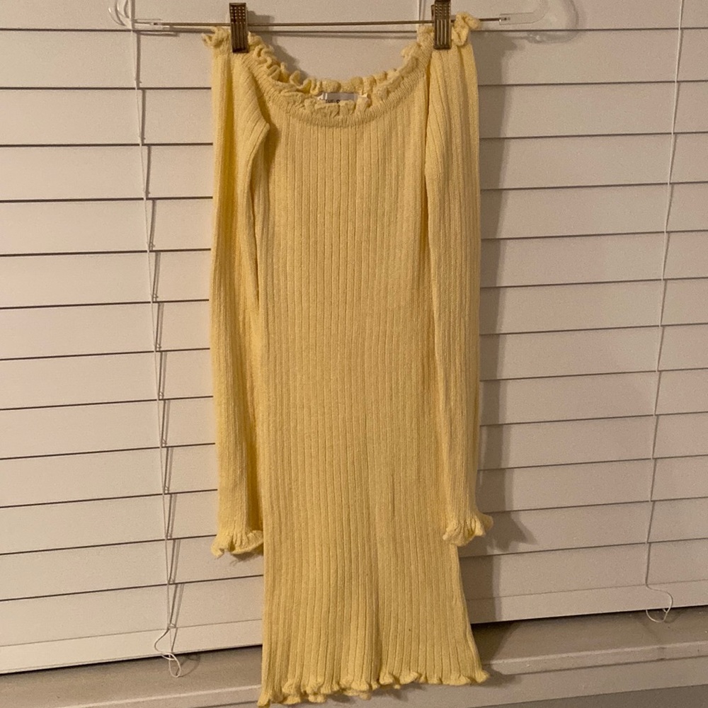 In the style midi dress. Size 6. Worn once. Light yellow & off the shoulder.